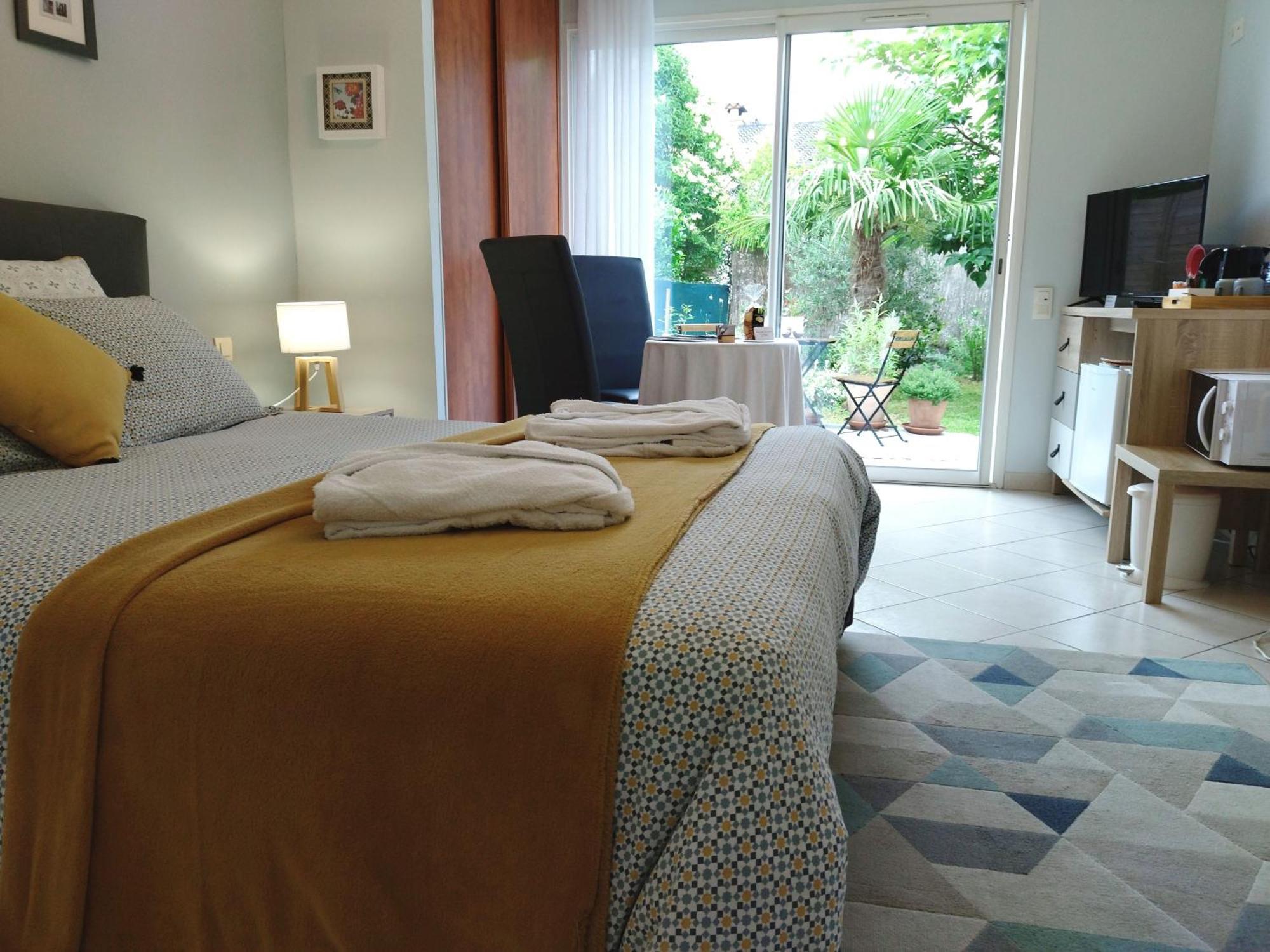 Fleurs De Cosmos Bed & Breakfast Albi Bagian luar foto