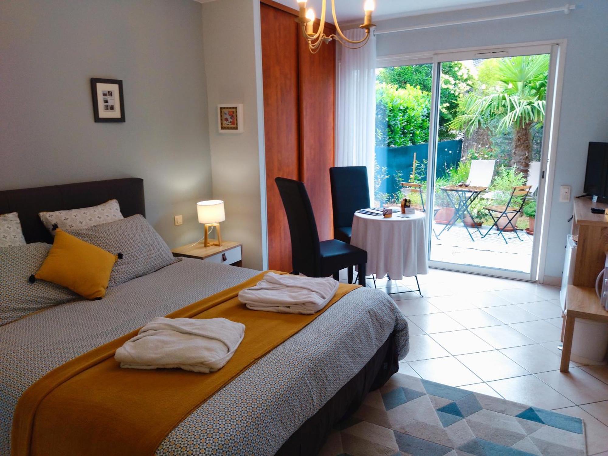 Fleurs De Cosmos Bed & Breakfast Albi Bagian luar foto